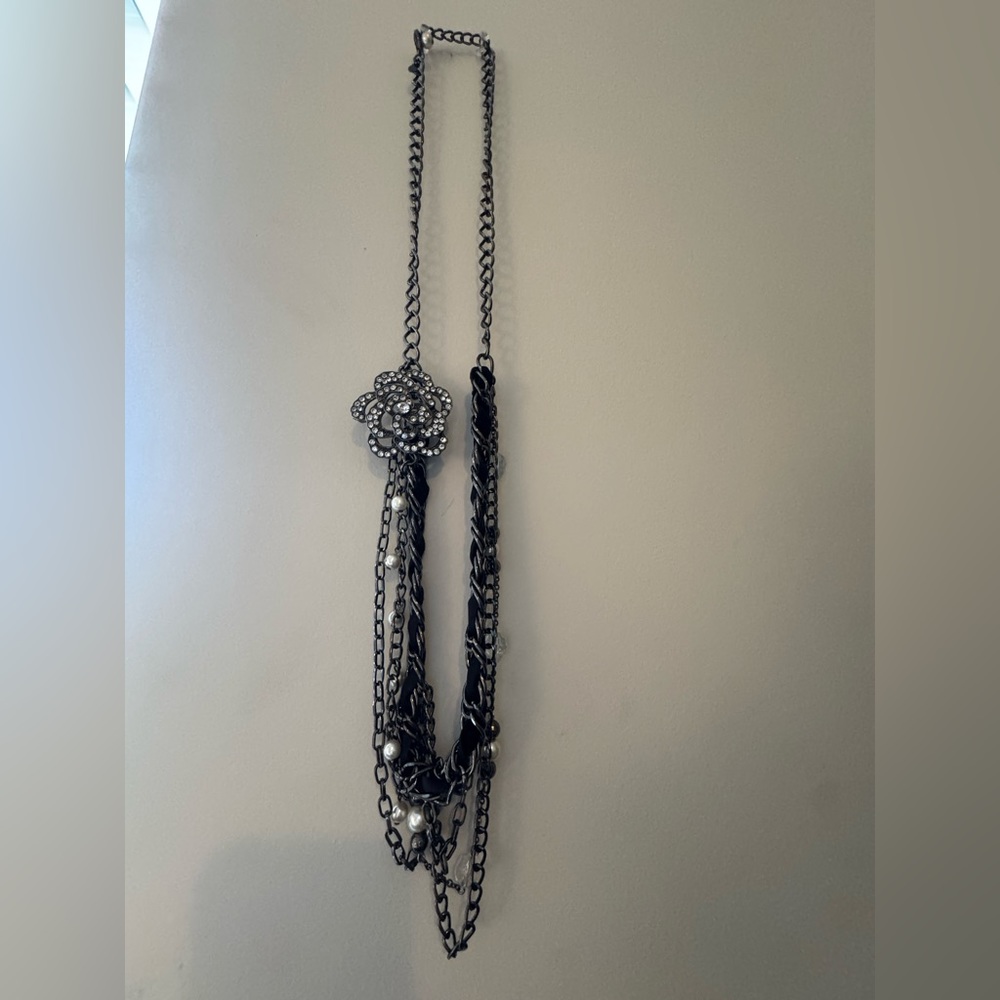 Elegant Silver Chain Necklace with Floral Accent